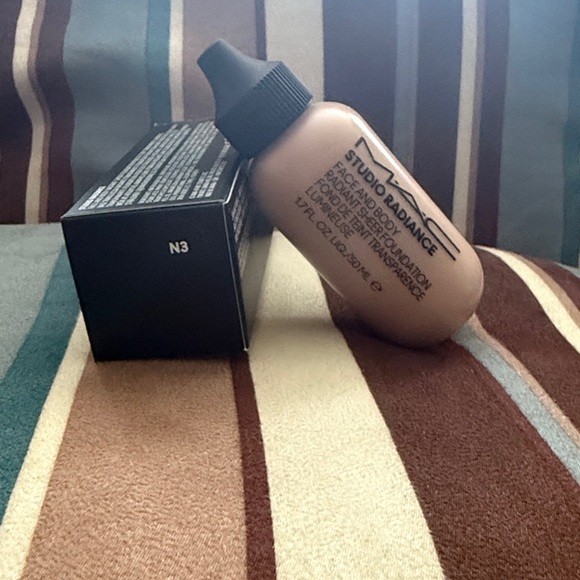 Studio Radiance Liquid Foundation #N3 - Picture 1 of 2